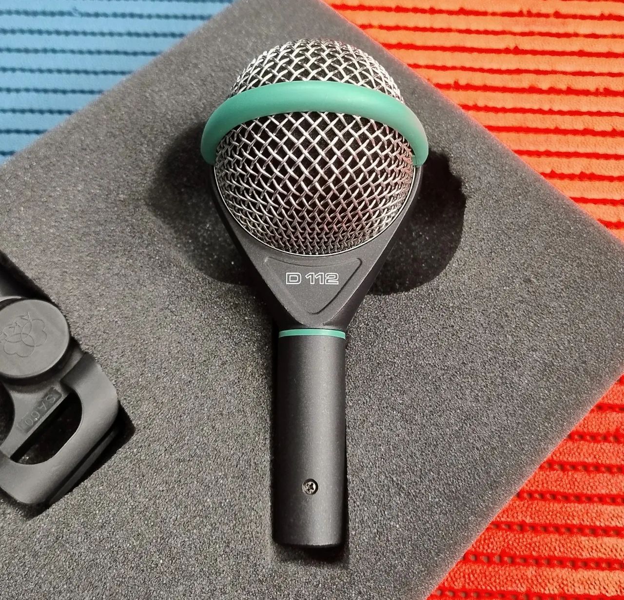 Microfone AKG D112 Made in Austria - sem uso - impecável - Foto 2