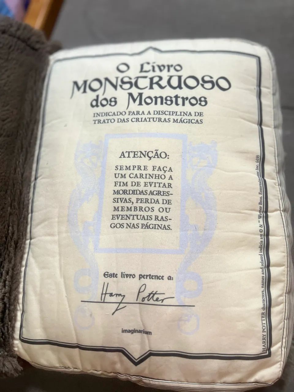 Almofada Harry Potter - Livro Monstruoso dos Monstros (Imaginarium) - Foto 6