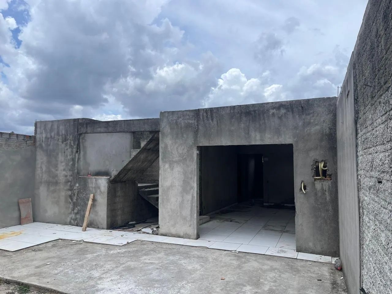 Terreno com casa em construção .