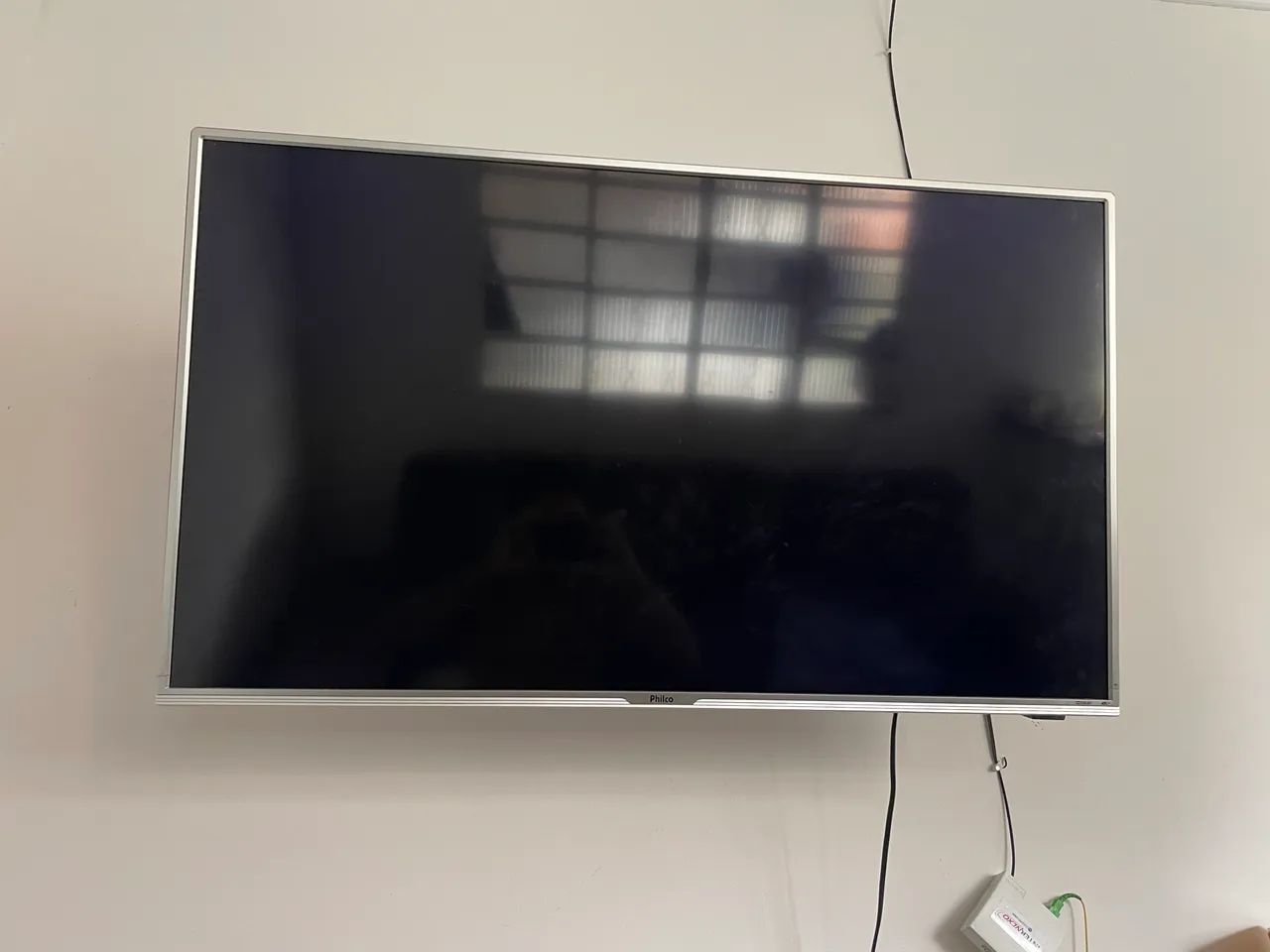Televisão Philco 4K 40 polegadas ( NÃO É SMART, vem com Netflix e YouTube de fábrica)