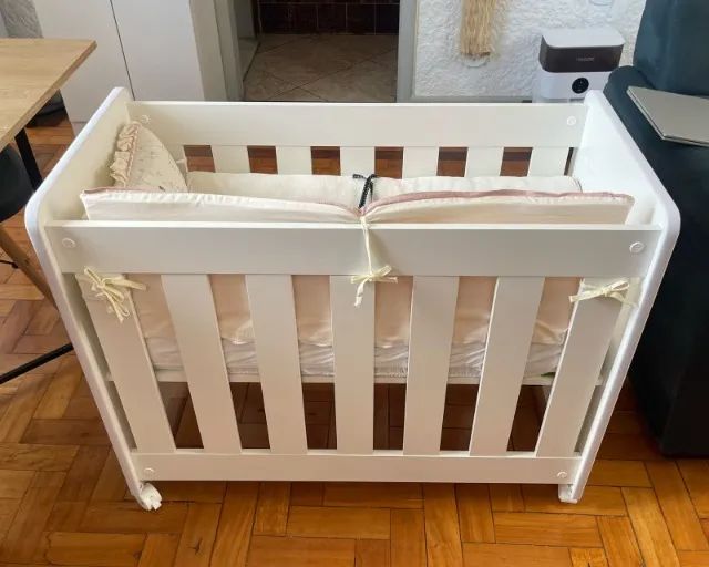 MINI BERÇO BRANCO COM RODINHAS - Foto 2