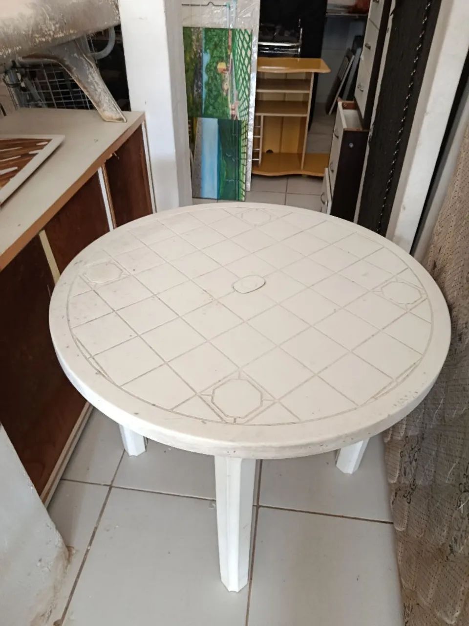 Veja plástica redondo com quatro cadeiras uma está quebrada - Foto 3
