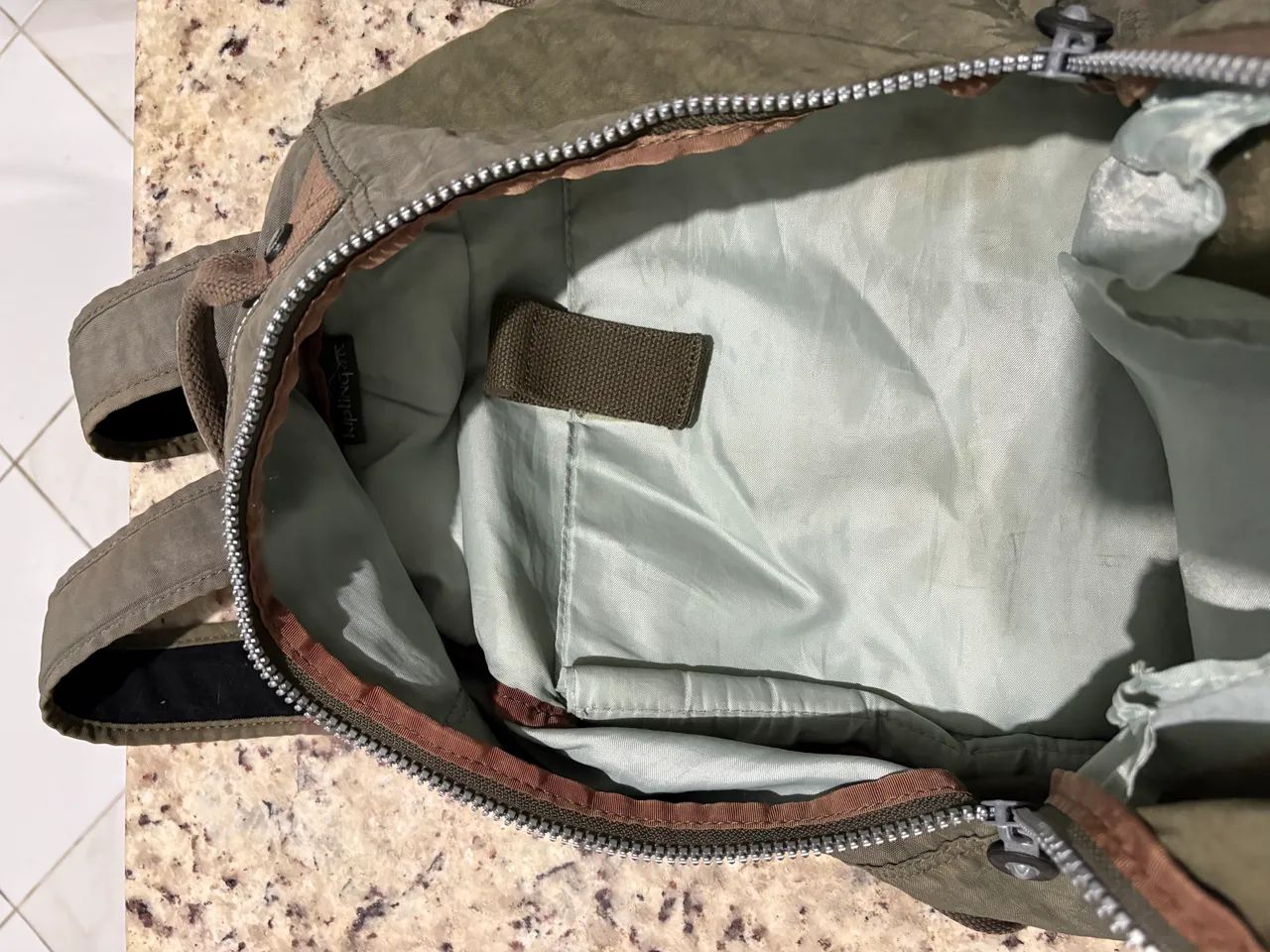 Mochila Kipling Seoul Large Original na cor verde oliva. - Foto 5