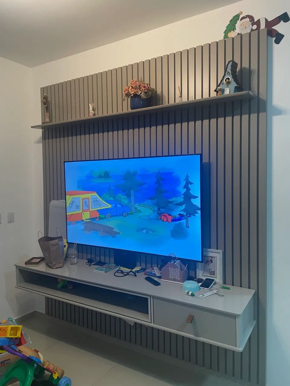 Painel Ripado com rack em MDF Gianduia 2,50 x  2,20 