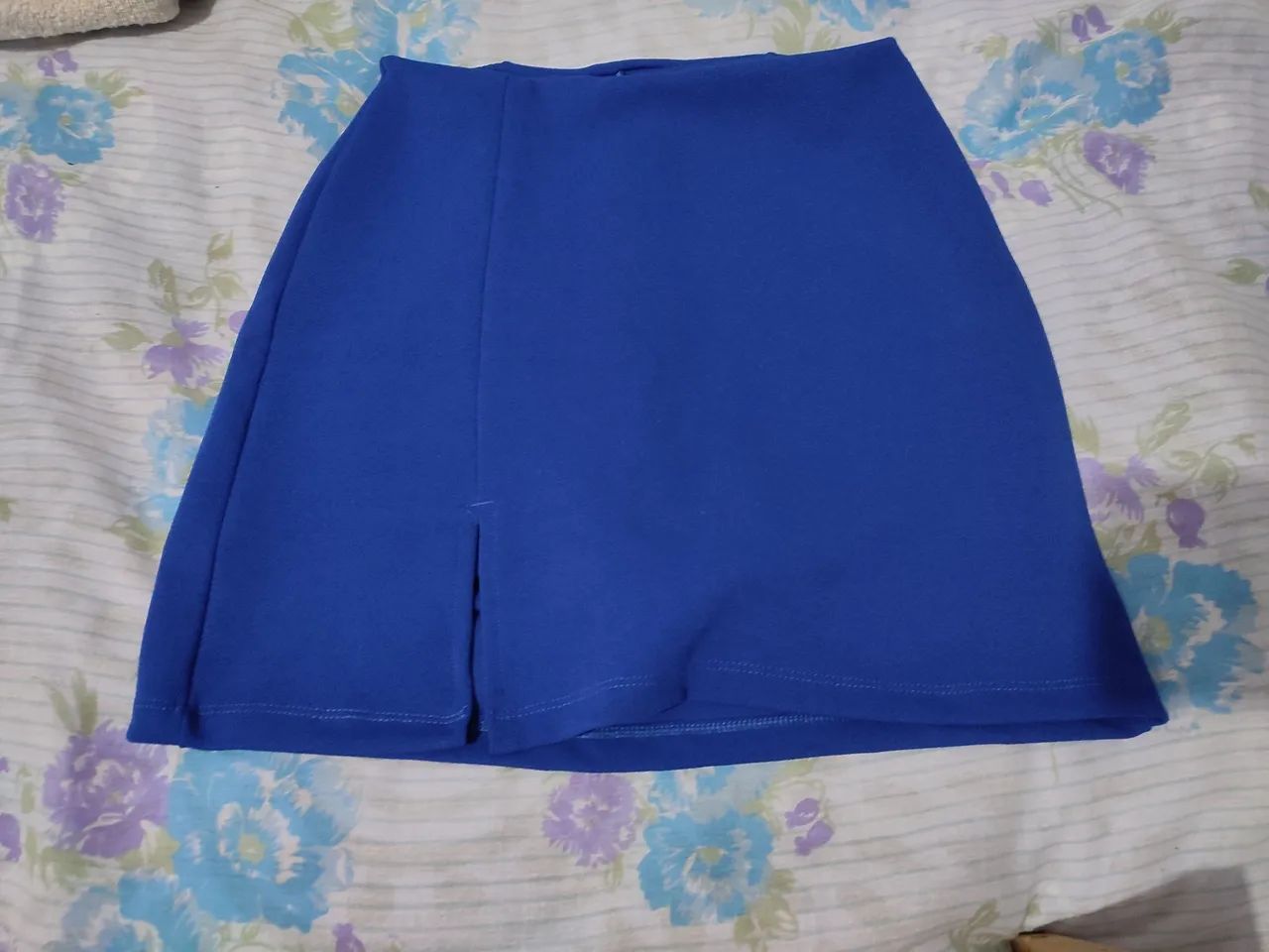 Short saia com fenda lateral