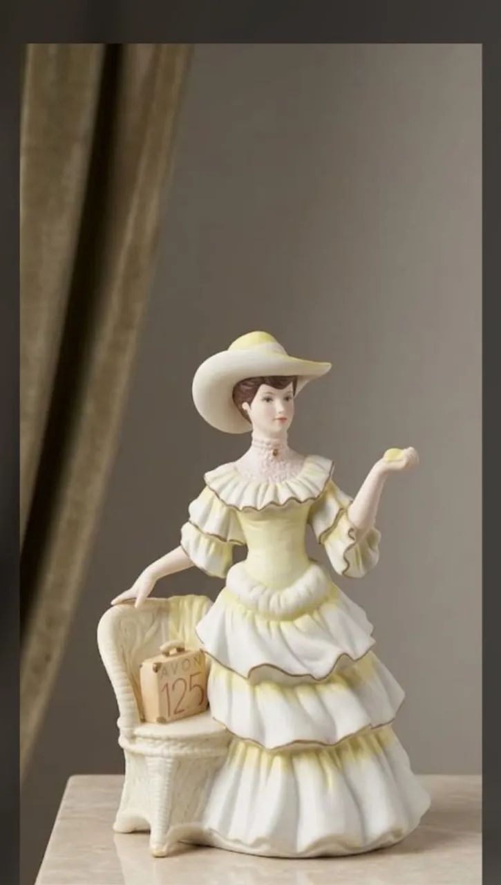 Boneca da avon troféu antiga .