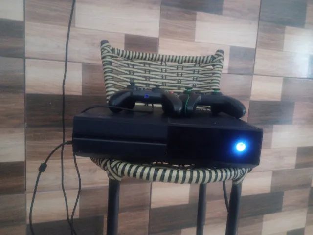 Xbox one fat + dois controles e vários jogos GTA FIFA UFC e etc - Foto 4