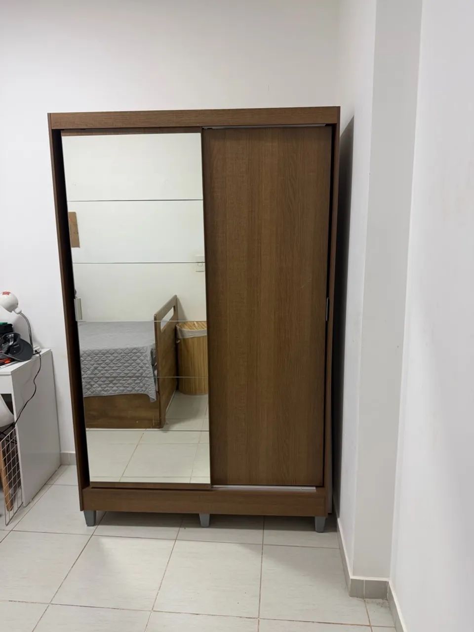 ? GUARDA-ROUPA COM PORTAS DE CORRER E ESPELHO - SOLTEIRO 