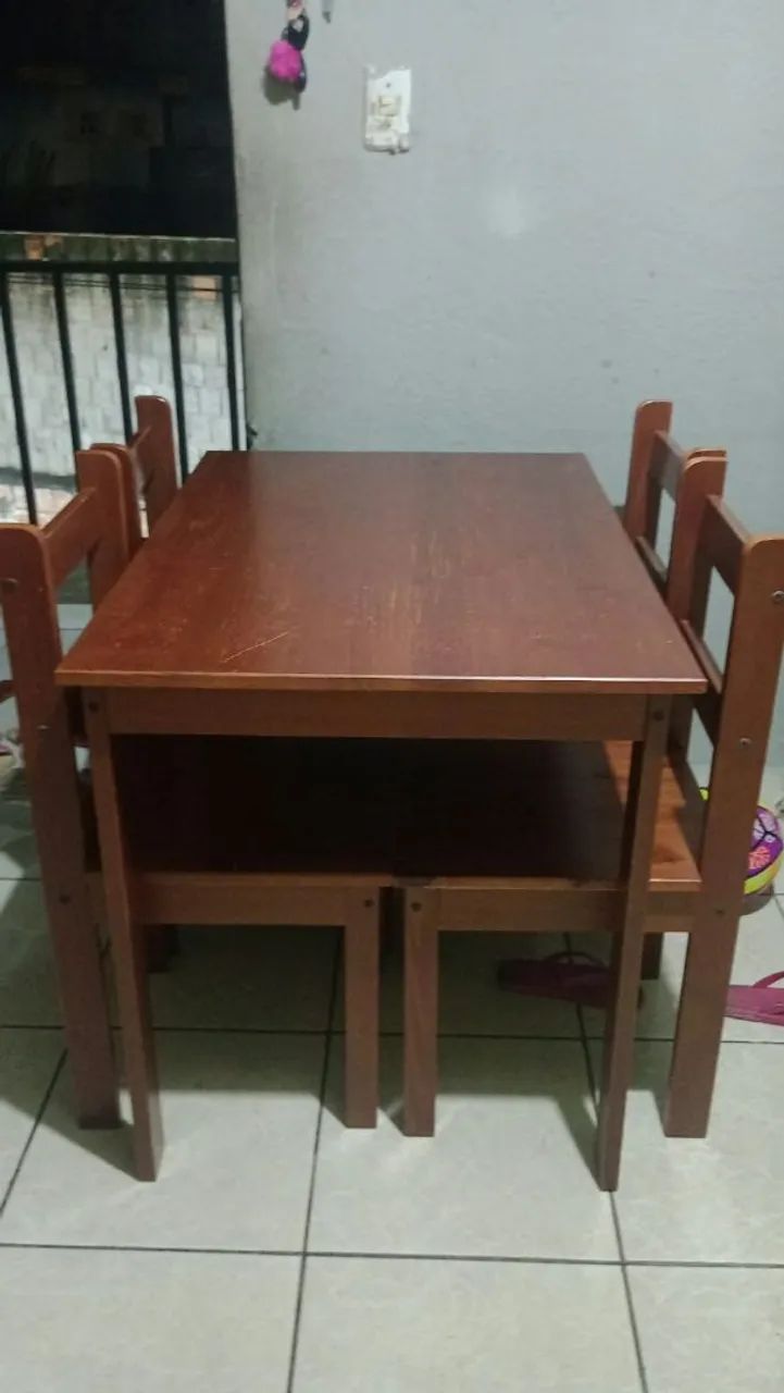 Mesa de madeira maciça 