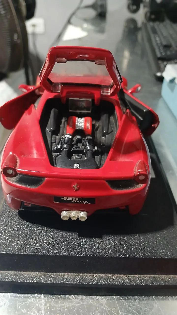 Vendo ou troco miniatura da ferrari.