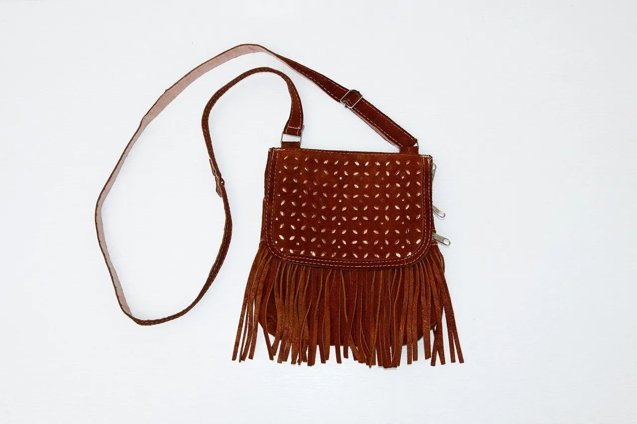 Bolsa pequena tiracolo marrom camurça