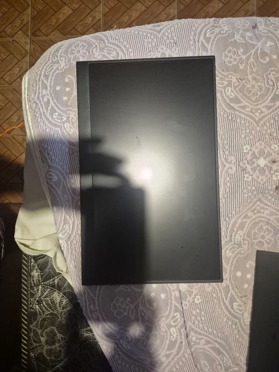 Monitor portatil de 15,6 polegadas 60hz com pequeno detalhe na tela