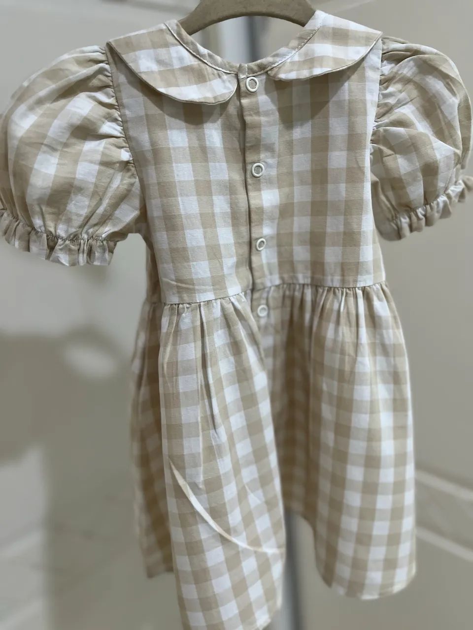 vestido bebê lilica ripilica xadrez vichy bege com gola peter pan - Foto 4