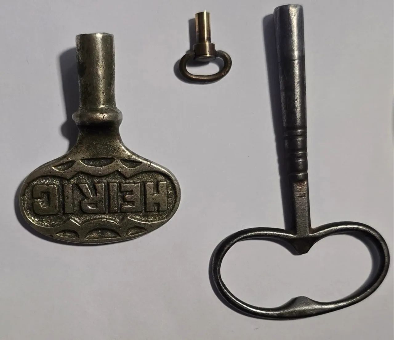 Lote de chaves de corda de relógios antigos e um pêndulo 