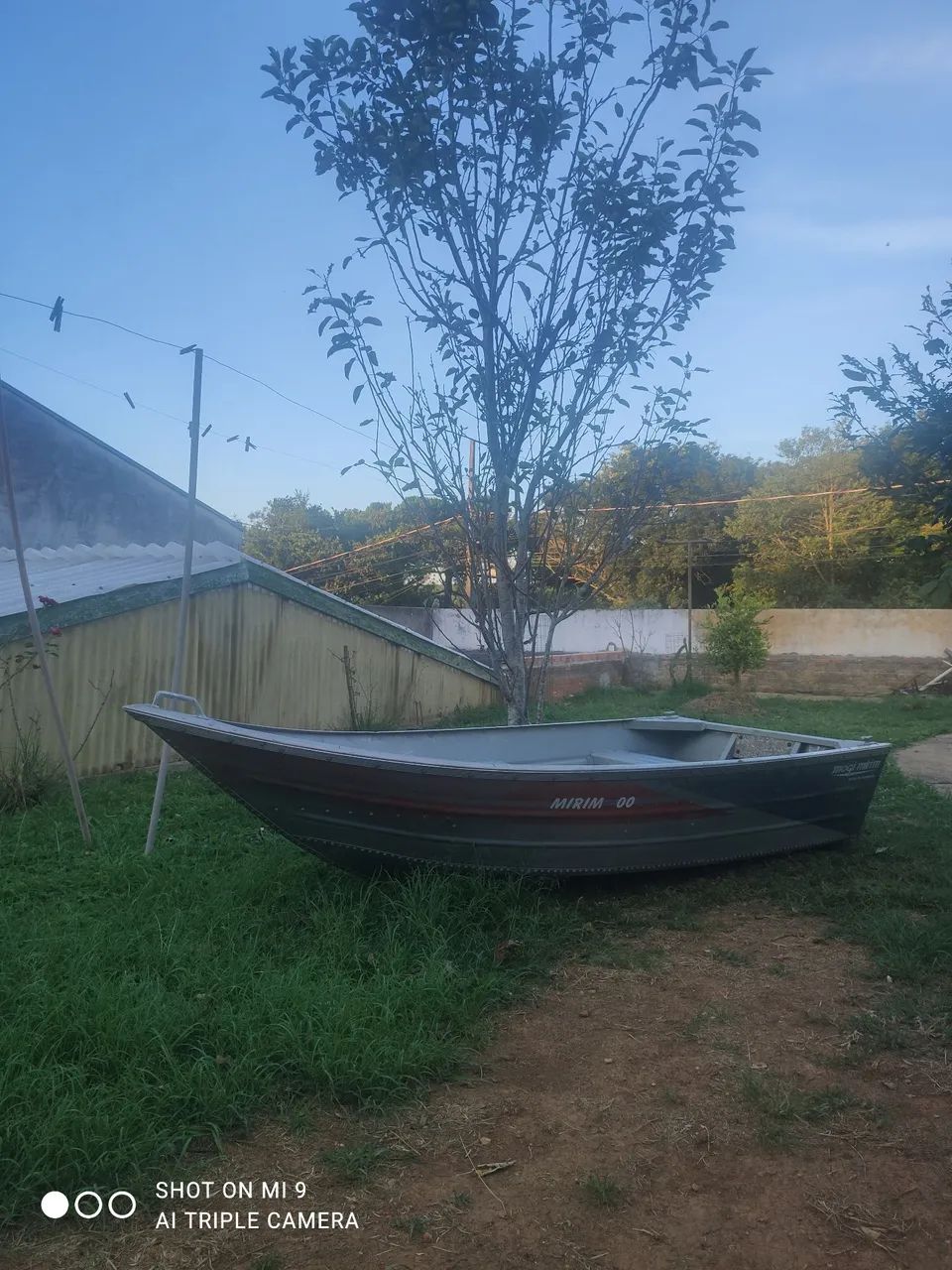 Barco de alumínio em com motor e remos novos - Foto 5