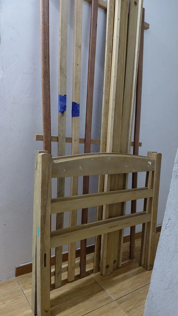 Cama de madeira solteiro 