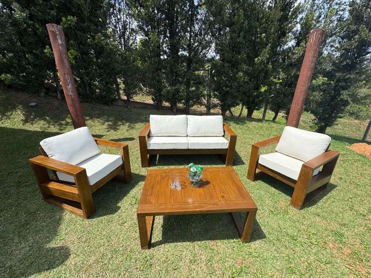 Conjunto Novo - Sofá + 2 Poltronas + Mesa | Madeira Maciça