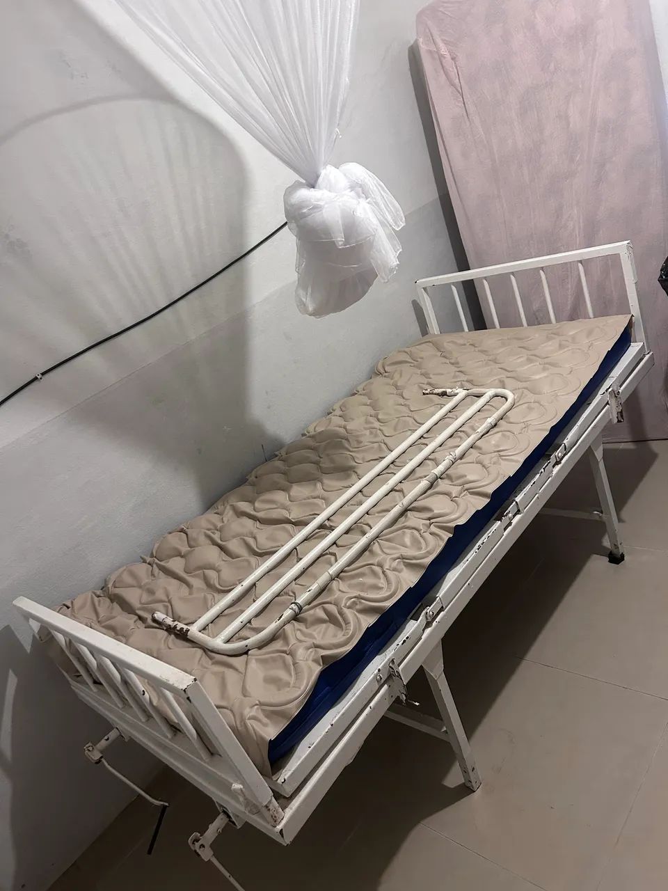 Cama hospitalar e cadeira de banho