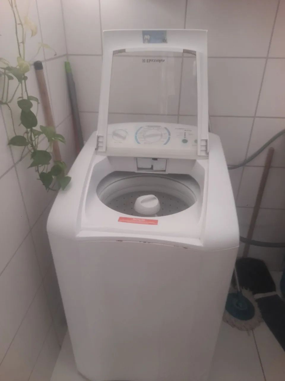 Vendo Excelente Máquina de Lavar Roupas Eletrolux na cor Braca lindo Disin pessoa Exigente - Foto 3