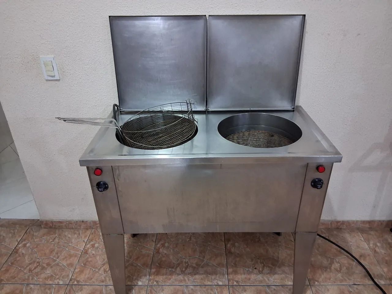 Fritadeira Elétrica Industrial Dupla em Inox - 2 Cubas com Cestos - Ótimo estado  - Foto 2