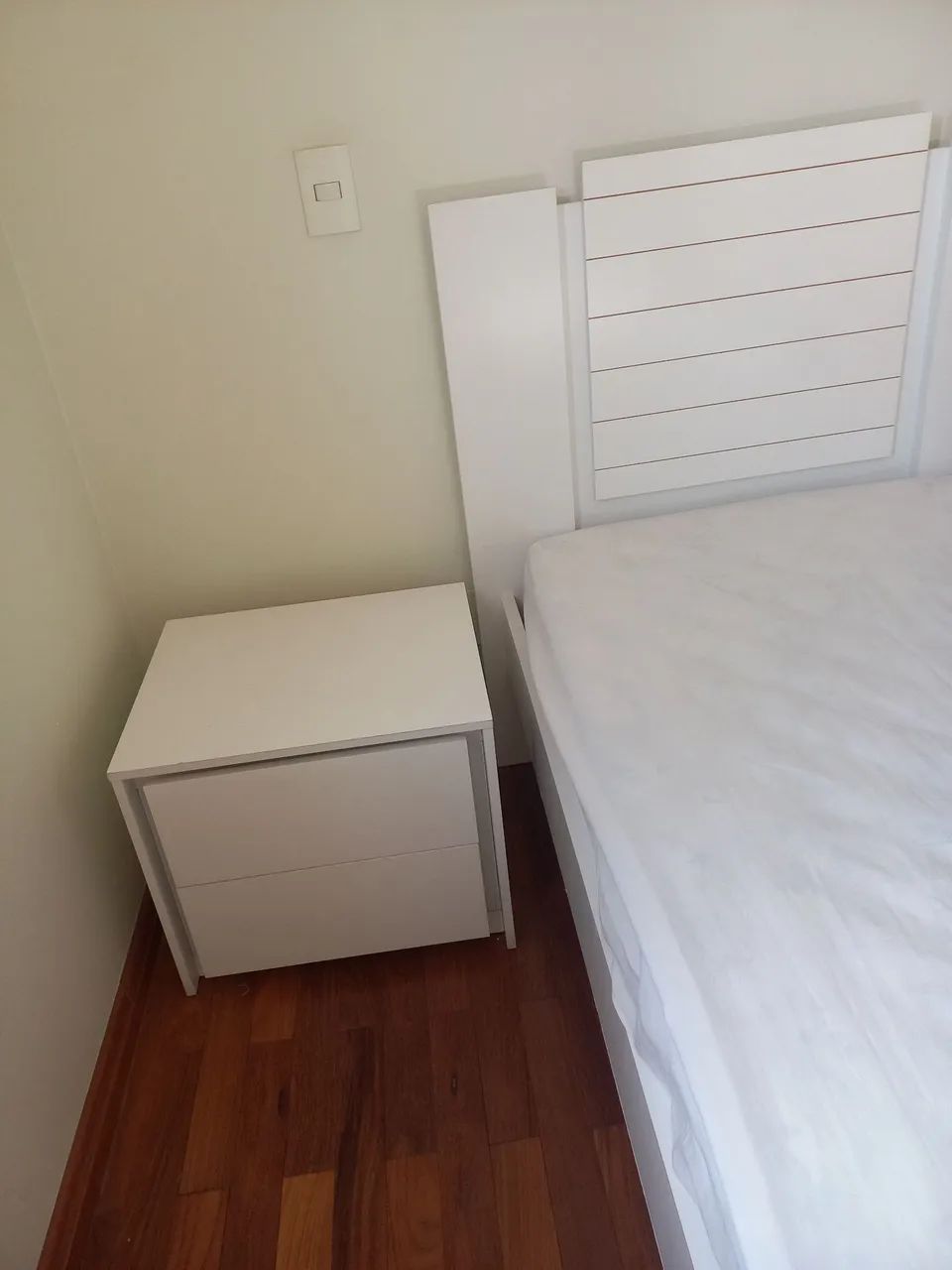 Cama de solteiro e criado mudo!