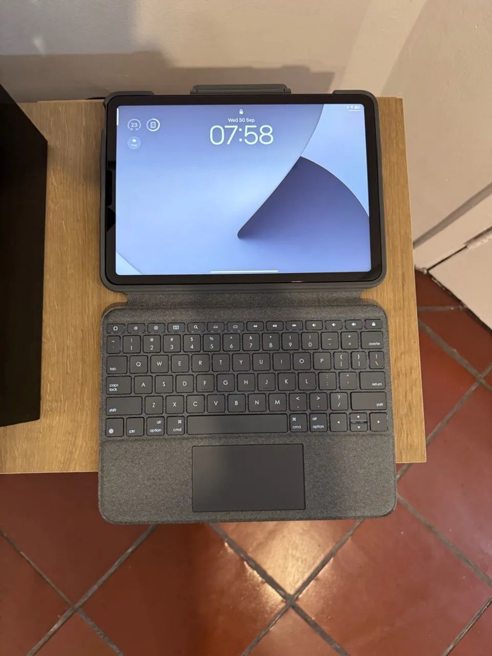 Apple iPad Air 4a geracao 64GB Space Gray 73% + teclado/case Logi Folio Touch - Foto 2
