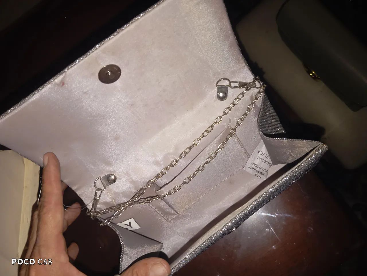 Bolsa prata pequena com alça de metal - Foto 2