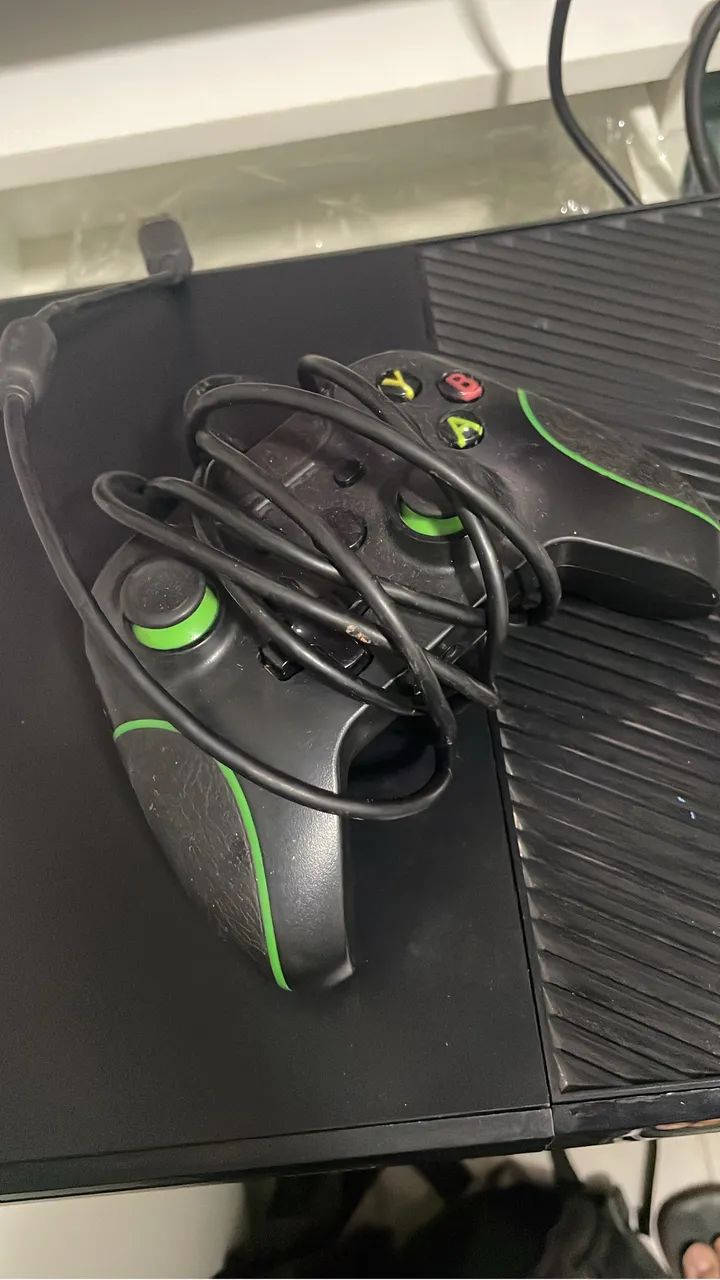 Xbox One com duas manetes em perfeito funcionamento  - Foto 4