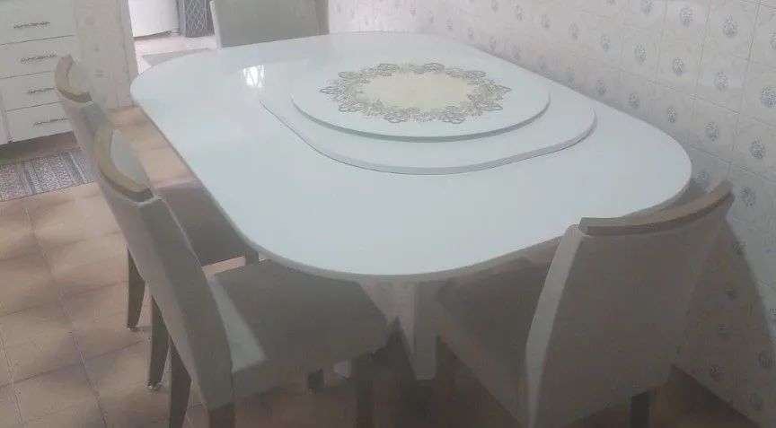 Mesa com tampo giratório 