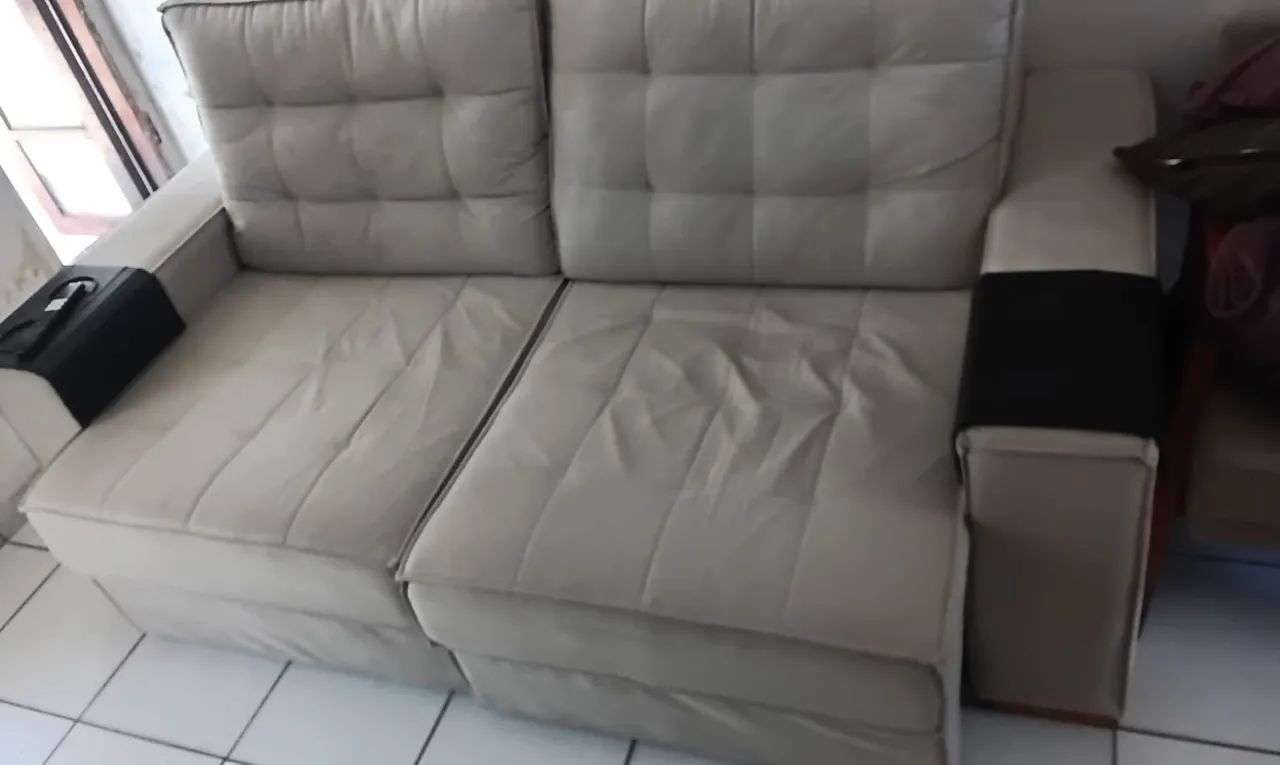 Vendo geladeira ,mesa com quatro cadeiras ,e sofá ,vendo junto e separado tbm