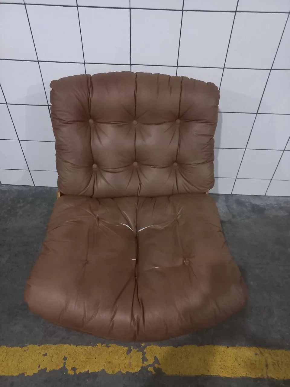 Vendo uma linda poltrona costela com estofado em couro  - Foto 5