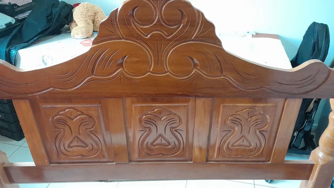 Cama de casal em madeira