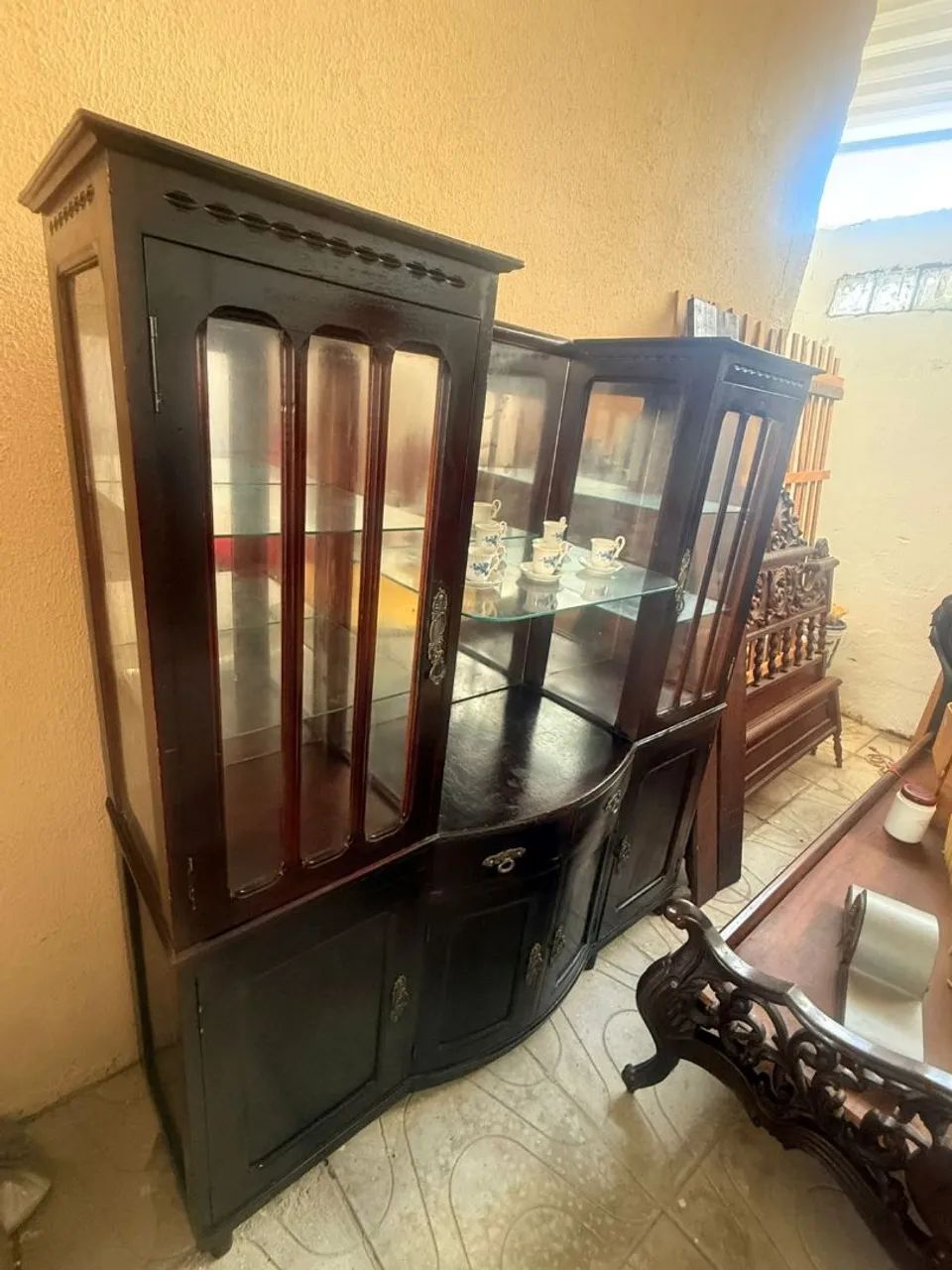 Cristaleira de madeira e vidro - Foto 2