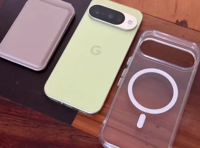 Google Pixel 10 Lemongrass + MagSafe wallet