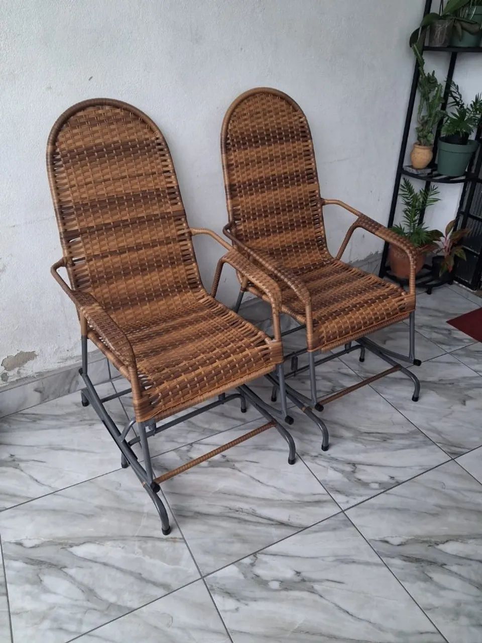 Cadeira de balanço com molas vime sintético 