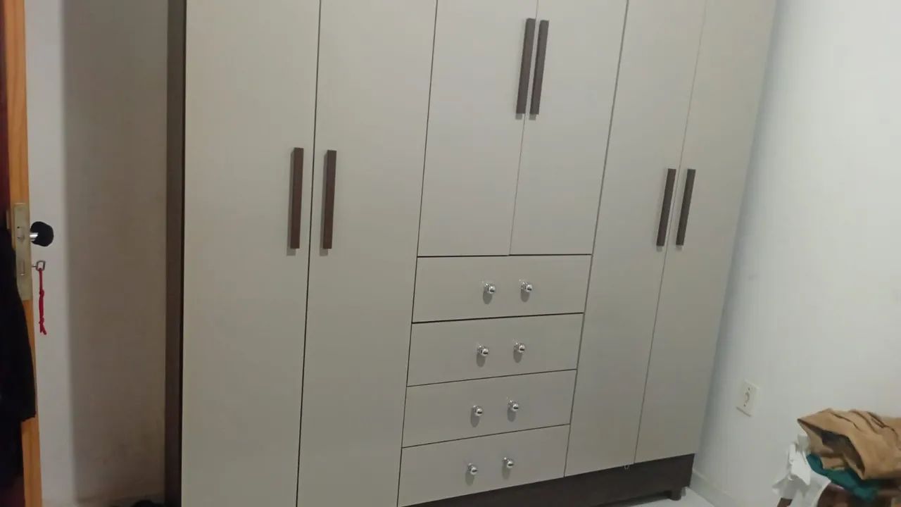 Quarda roupa semi novo