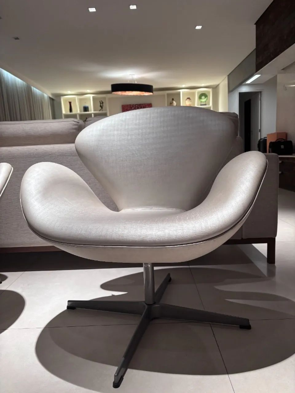 Poltrona Swan Branca (usada)