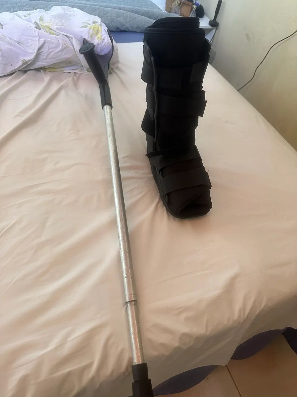 Vendo muleta  e bota ortopédica  - Foto 2