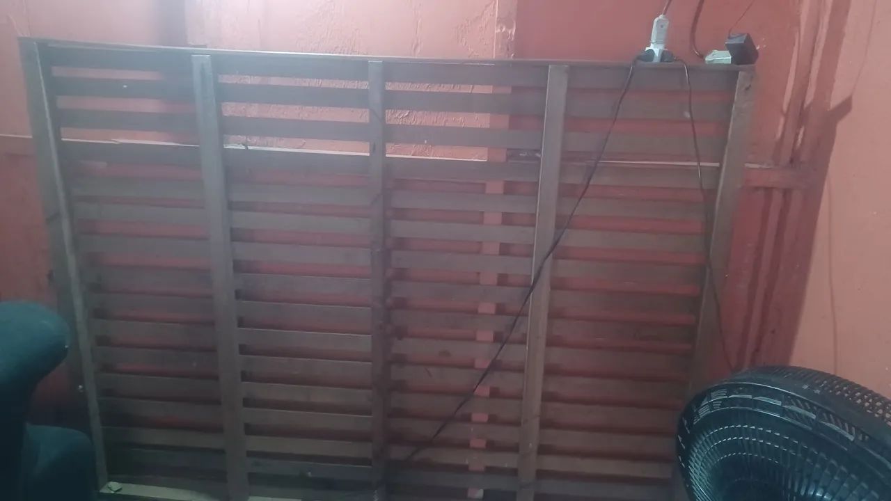 Cama de casal de Madeira