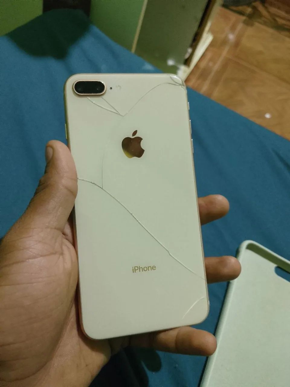 iPhone 8 plus em perfeito estado só com trinco na traseira  - Foto 2