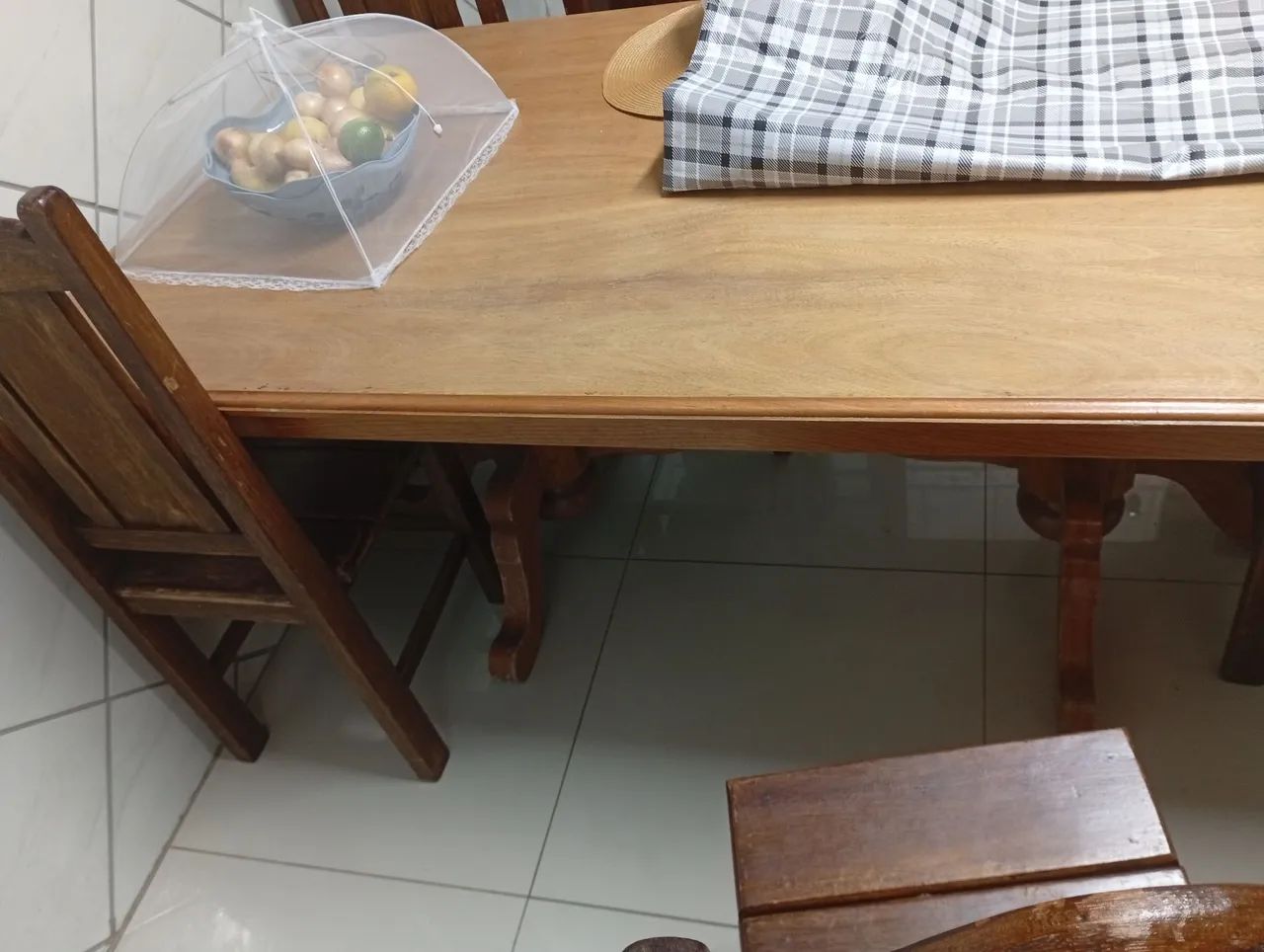 Mesa de madeira maciça com 6 cadeiras - Foto 4