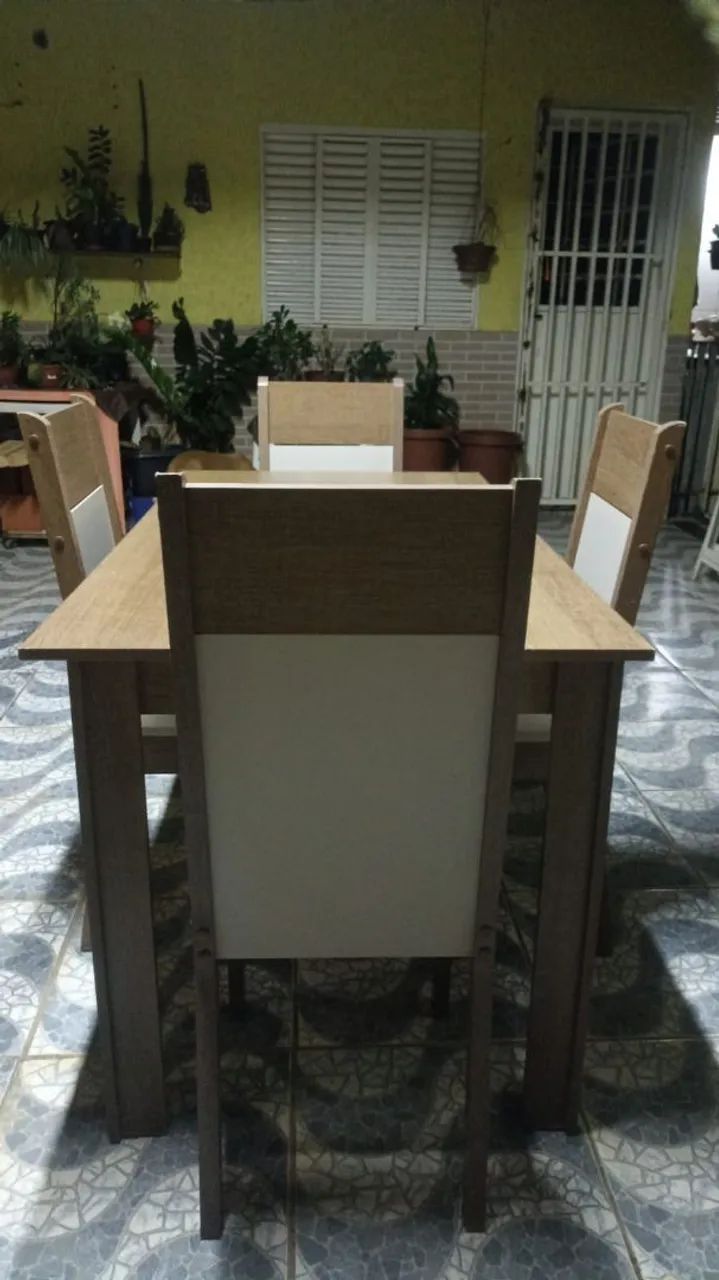 Mesa de madeira 4 cadeiras 