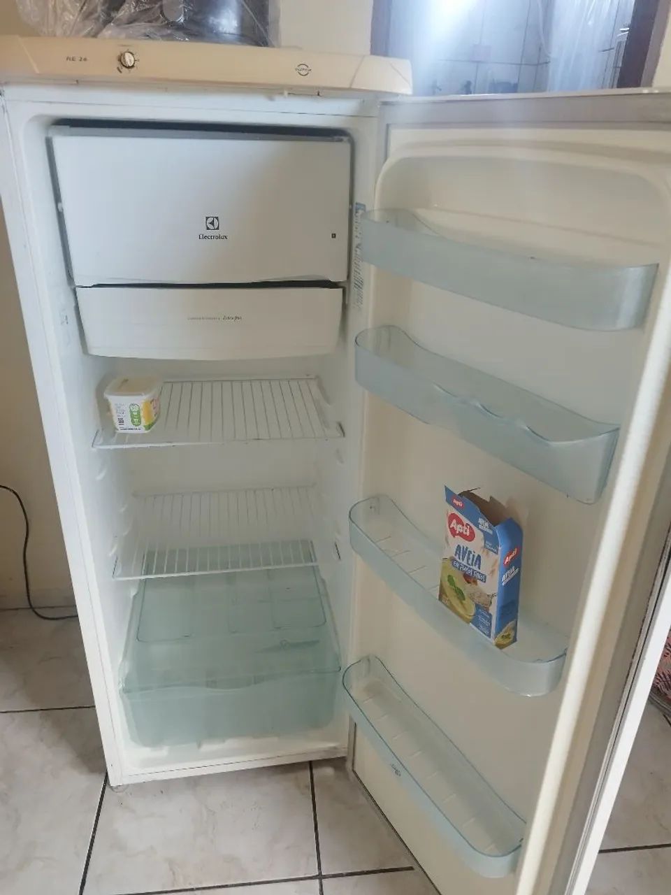 Vendo geladeira,mesa 4 cadeira,tv smart 32 polegadas. - Foto 3