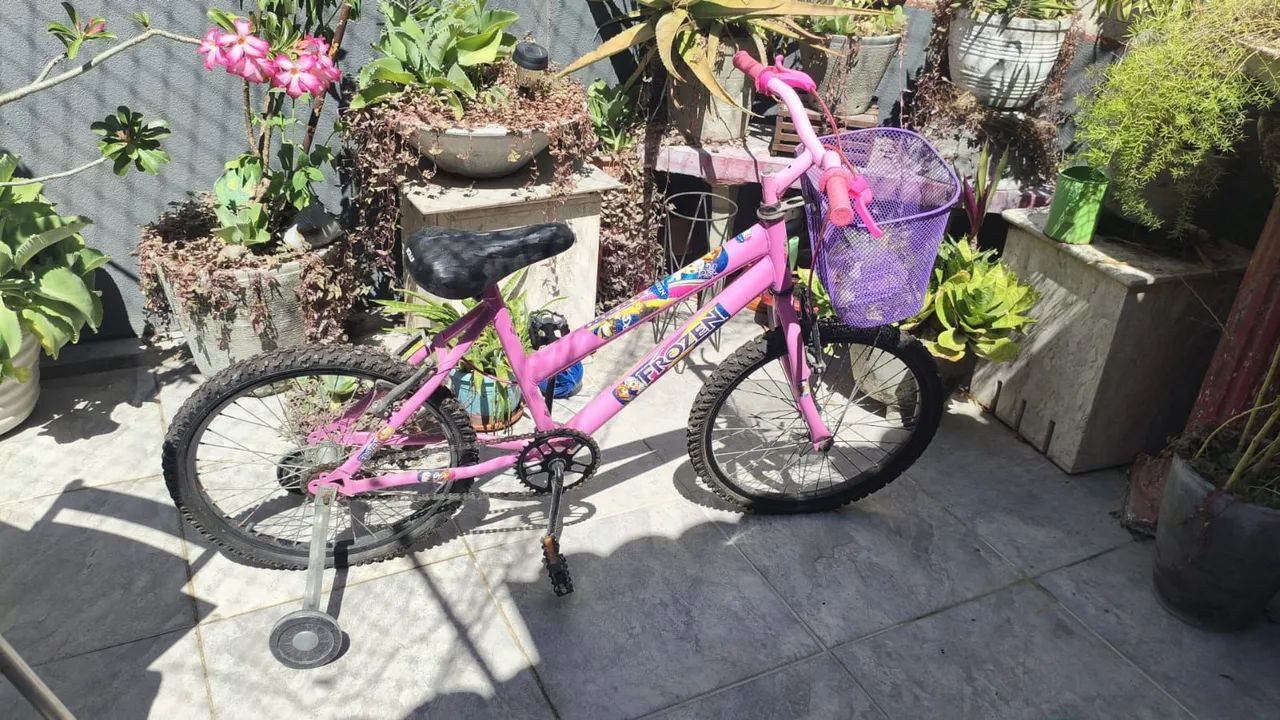 Bicicleta infantil rosa Frozen com rodinhas - Foto 2