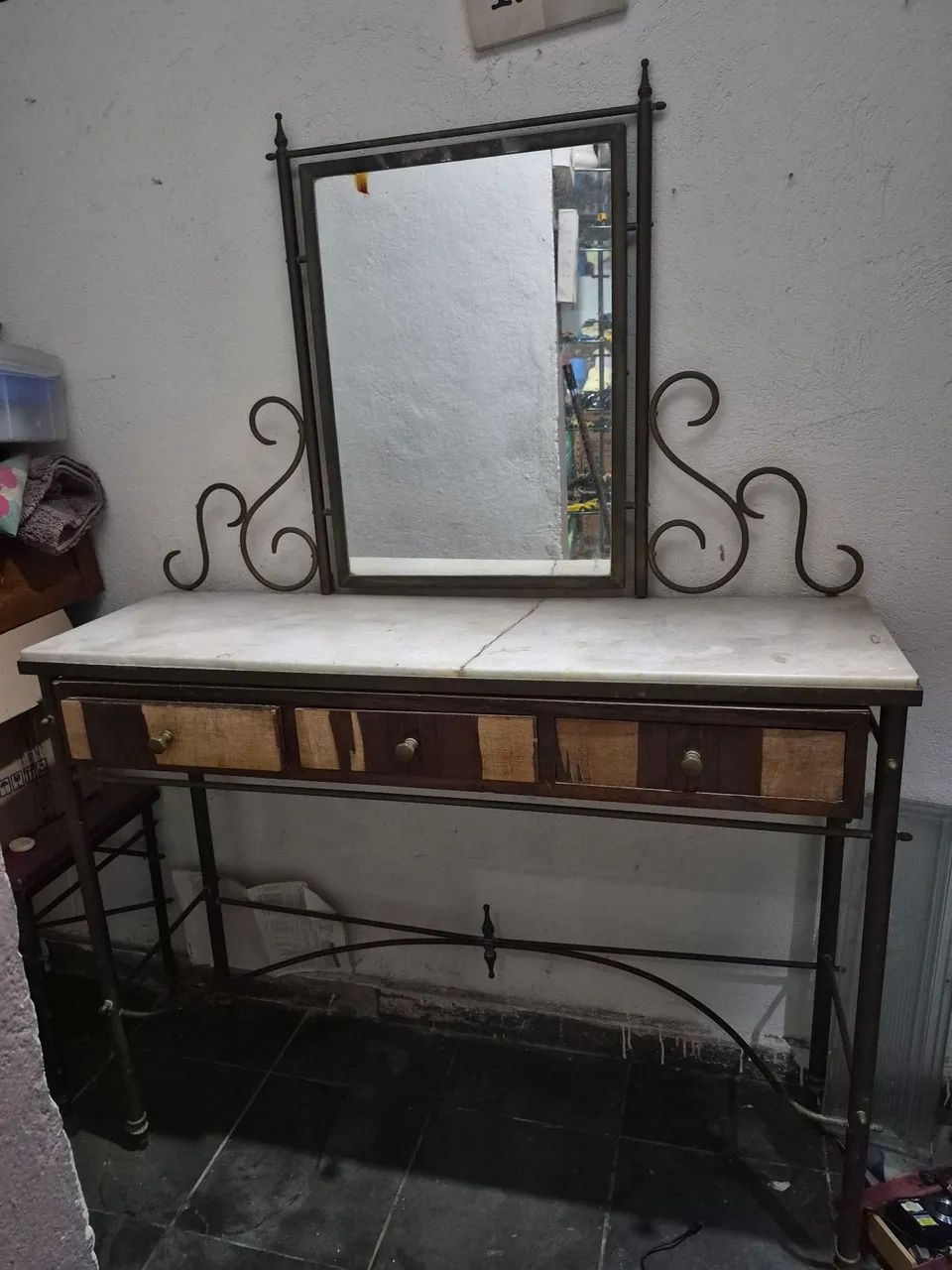 Vende-se penteadeira antiga.