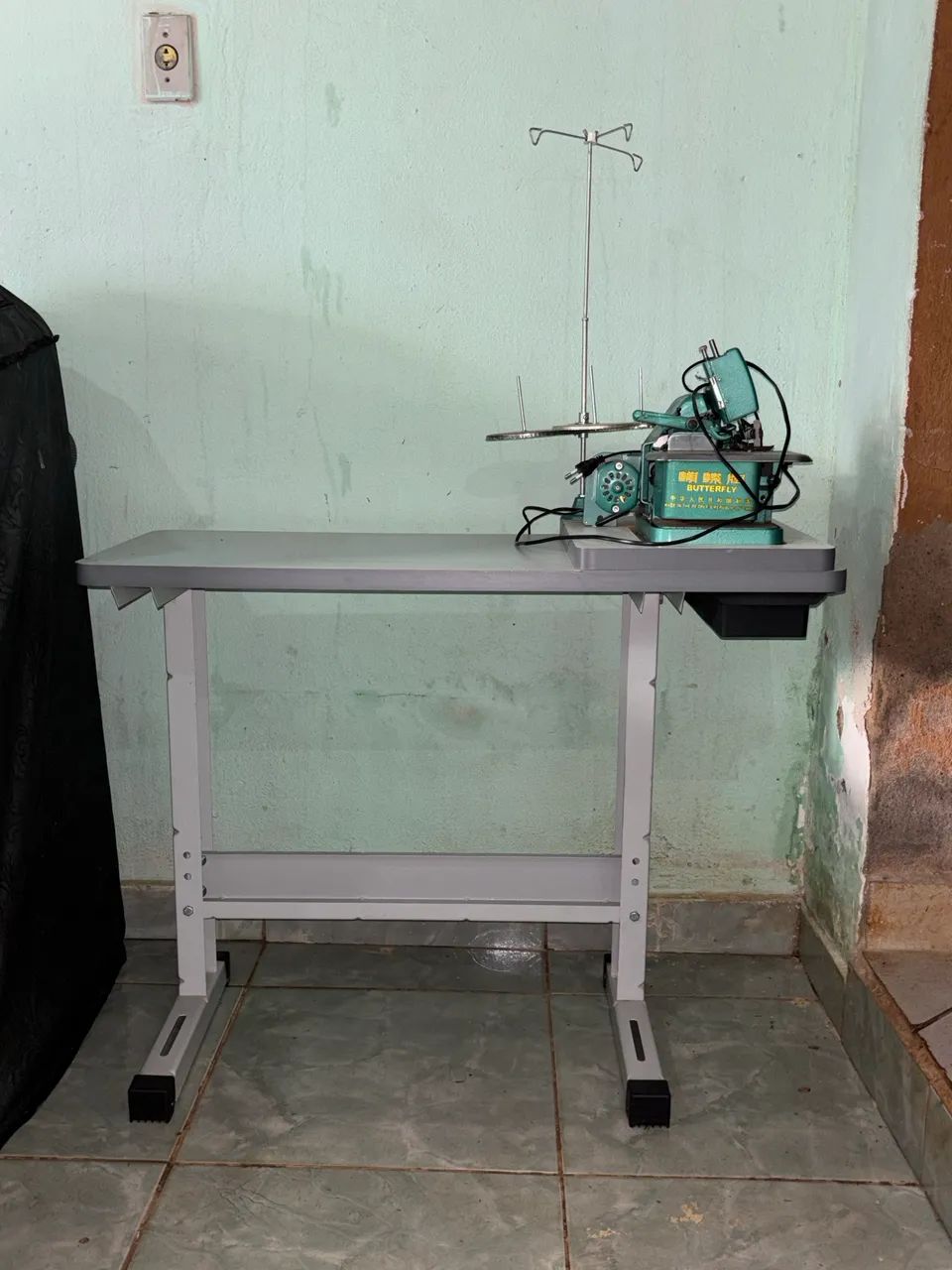     Máquina de Costura Overloque Butterfly com Mesa e Motor - Foto 3