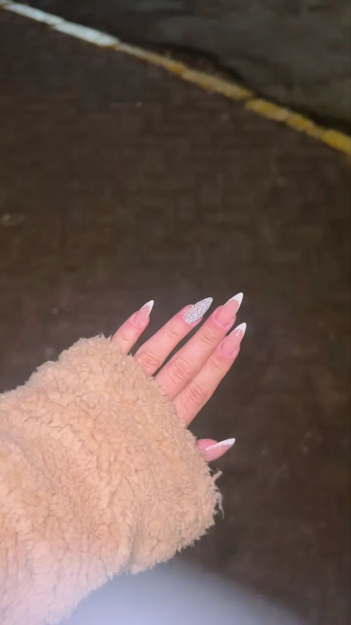 TRABALHO COM NAIL DESIGNER E COMO BABÁ DE PETS E CRIANÇAS 