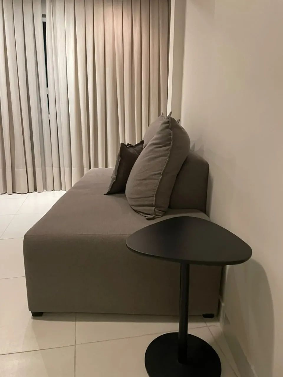 Vendo Sofá Paris (Tecido Bellagio) + Mesa lateral Preta - Foto 3