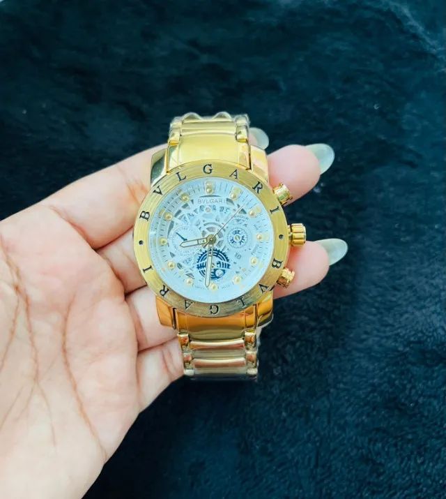 Relógio bvlgari skeleton com fundo de vidro