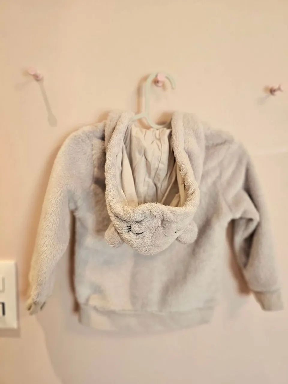 Jaqueta fleece Carter's cinza com capuz tamanho 18 meses - pouco uso - Foto 2